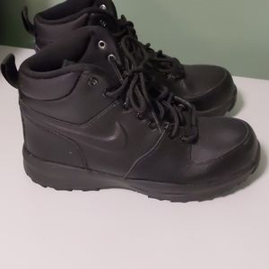 Kids Nike boots (big kid)